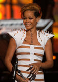 th_12067_Rihanna_2009_American_Music_Awards_Perfomance_30_122_1lo.jpg