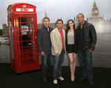 th_04149_Celebutopia-Anne_Hathaway-Get_Smart_photocall_in_London-03_122_1034lo.JPG