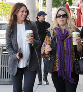 http://img44.imagevenue.com/loc110/th_896079831_Jennifer_goes_to_lunch_in_Hollywood12_122_110lo.jpg