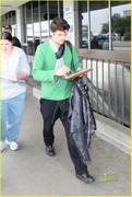 th_45944_orlando_bloom_signs_autographs_lax_07_122_120lo.jpg