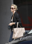 th_47319_celebrity_paradise.com_Charlize_Theron_goes_to_the_nail_salon_in_LA_05.04.2010_05_123_186lo.jpg