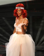 th_47932_Rihannaatthe2010MTVVideoMusicAwards12.9.2010_81_122_200lo.jpg
