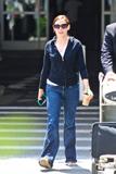 th_78690_Preppie_-_Rose_McGowan_arrives_into_LAX_Airport_-_August_22_2009_383_122_243lo.jpg