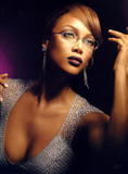 th_1fc_tyra_banks_lenscrafters_02.jpg