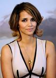 th_59987_Halle_Berry_2009_Jenesse_Silver_Rose_Gala_Auction_in_Beverly_Hills_85_122_35lo.jpg