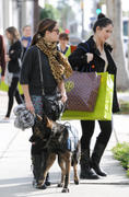 http://img44.imagevenue.com/loc360/th_84434_Nikki_Reed_shops_with_her_dog_in_LA3_122_360lo.jpg