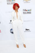 th_148372775_Rihanna2011BillboardMusicAwardsArrival22.5.2011_13_122_373lo.jpg