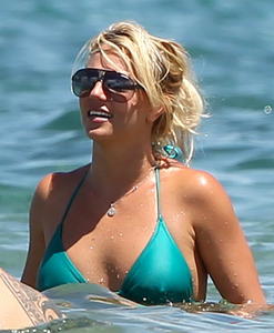 Britney Spears sexy green bikini on the beach in Hawaii