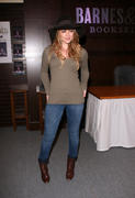 http://img44.imagevenue.com/loc503/th_86623_Hilary_Duff_signing_her_book_at_Barnes_Noble_at_The_Grove16_122_503lo.jpg