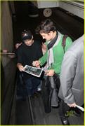 th_46043_orlando_bloom_signs_autographs_lax_19_122_559lo.jpg