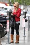 th_70236_Preppie_-_Hilary_Duff_feeds_the_meter_in_Beverly_Hills_-_Feb._9_2010_5270_122_559lo.jpg