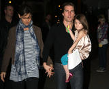 th_57554_Preppie_-_Katie_Holmes_and_family_on_the_Dont_be_Afraid_of_the_Dark_set_in_Melbourne_-_August_14_2009_8440_122_57lo.JPG