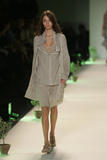 th_12620_md-lerage.com-ss05-rtw-paris-w-chalayan-003-tu0lu3kx_122_986lo.jpg