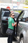 http://img44.imagevenue.com/loc588/th_669130566_Hilary_Duff_Leaving_Lemonade_in_West_Hollywood40_122_588lo.jpg